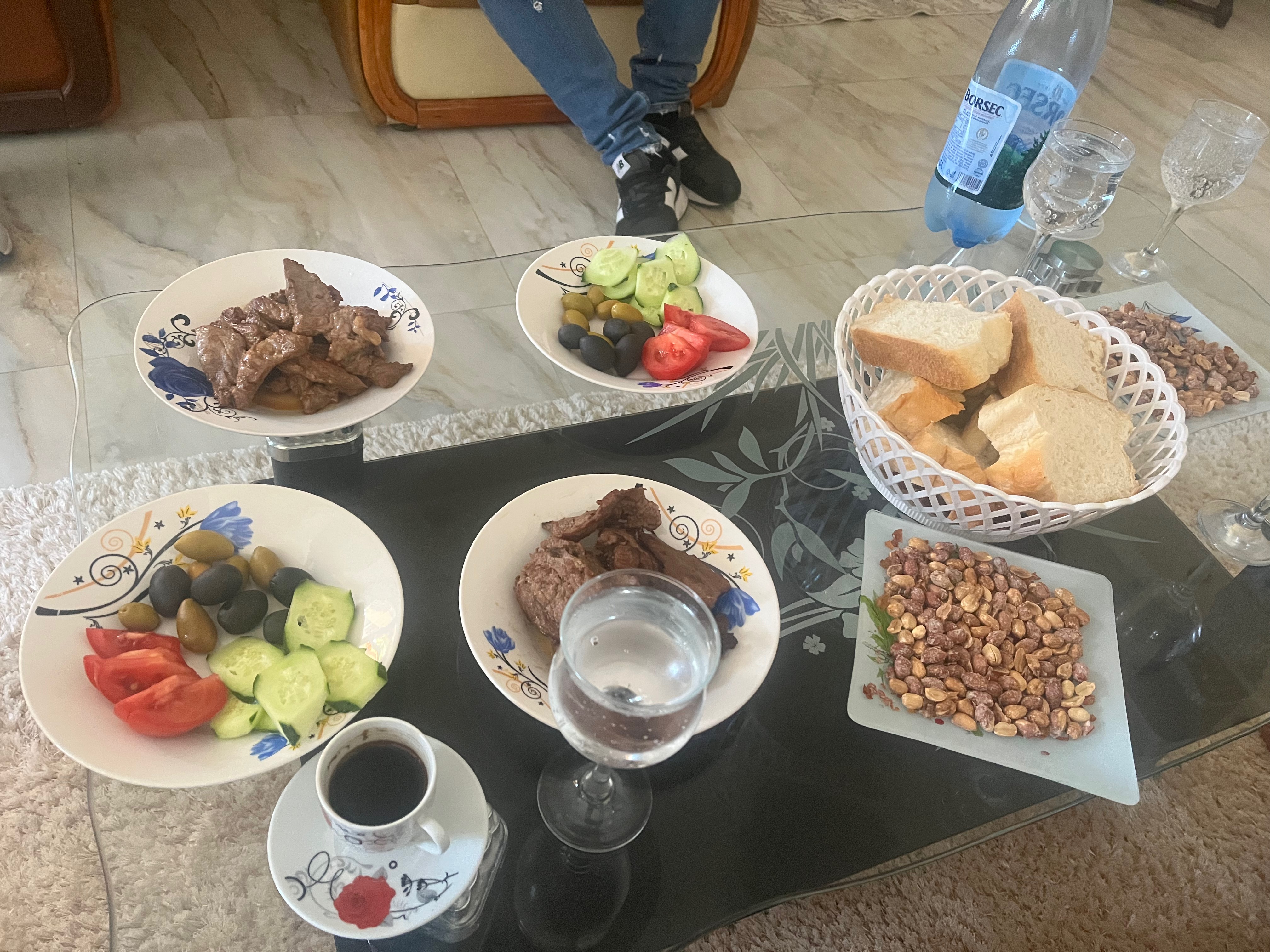 Mâncăruri servite de Kurban Bayram (Sărbătoarea Sacrificiului) în casa unei familii de spoitori turci din Tulcea, județul Tulcea, iulie 2023